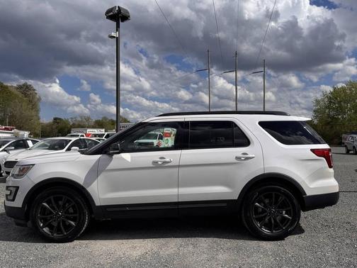 White 2017 Ford Explorer XLT