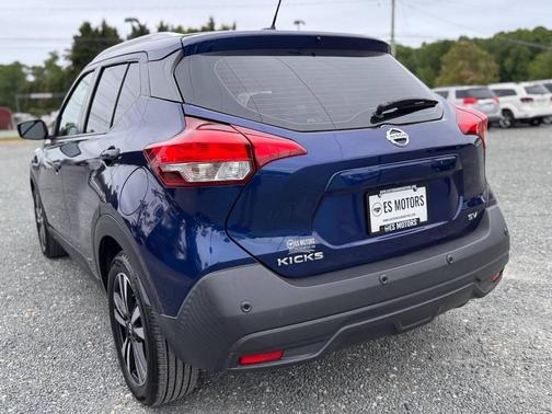 Deep Blue Pearl Metallic 2020 Nissan Kicks SV
