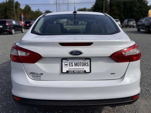 Oxford White 2014 Ford Focus SE