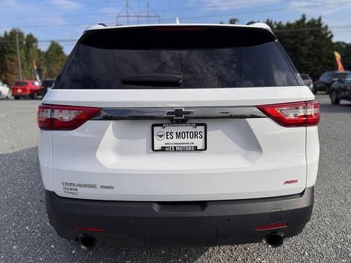 Iridescent Pearl Tricoat 2020 Chevrolet Traverse RS