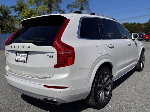 White 2017 Volvo XC90 T6 Momentum