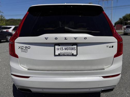 White 2017 Volvo XC90 T6 Momentum
