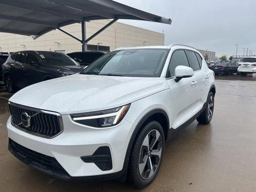 2025 Volvo XC40 B5 Core Bright Theme