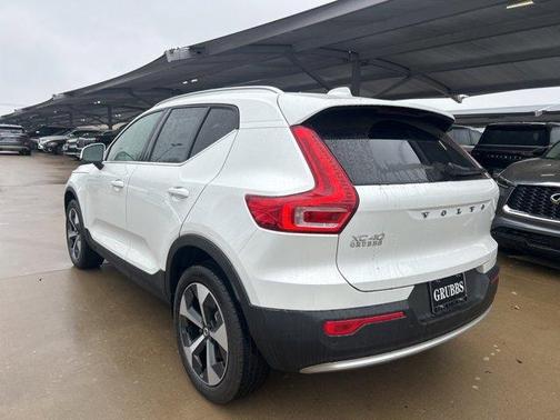 2025 Volvo XC40 B5 Core Bright Theme