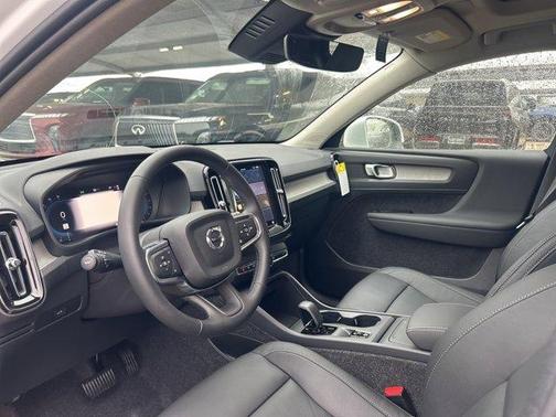 2025 Volvo XC40 B5 Core Bright Theme