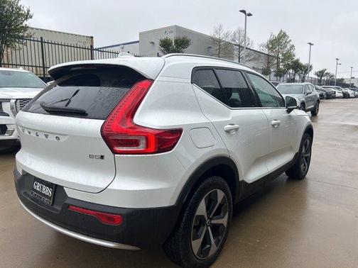 2025 Volvo XC40 B5 Core Bright Theme