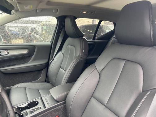 2025 Volvo XC40 B5 Core Bright Theme