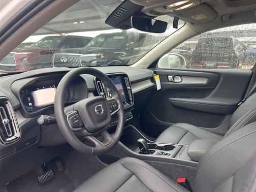 2025 Volvo XC40 B5 Core Bright Theme