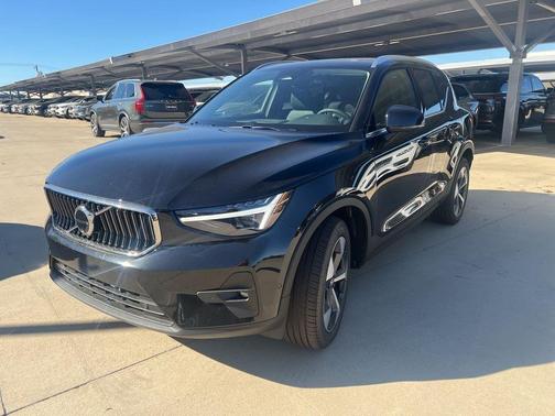 2025 Volvo XC40 B5 Plus Bright Theme