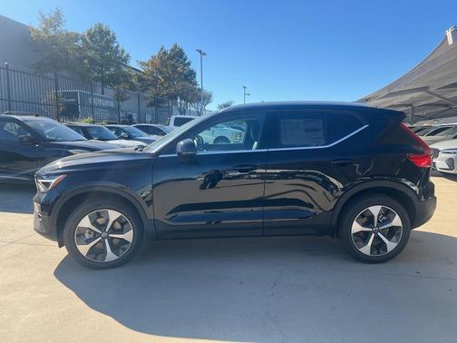 2025 Volvo XC40 B5 Plus Bright Theme