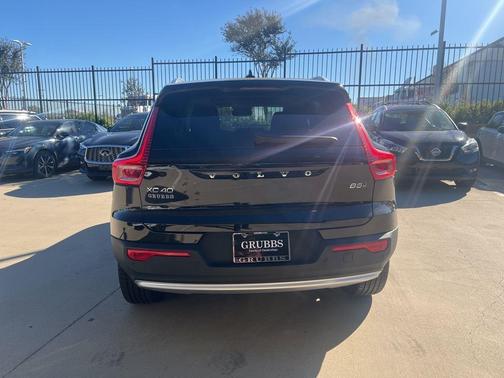 2025 Volvo XC40 B5 Plus Bright Theme