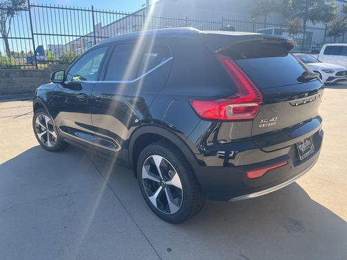 2025 Volvo XC40 B5 Plus Bright Theme