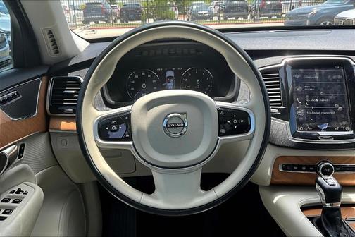 2022 Volvo XC90 T5 Momentum 7 Passenger