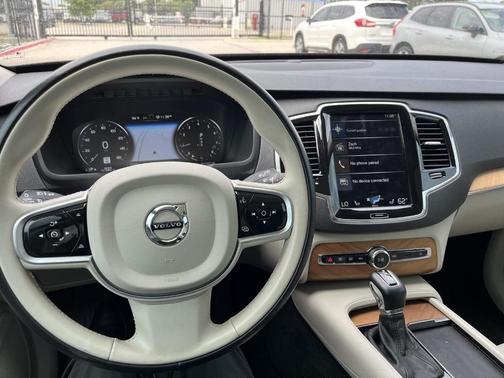 2022 Volvo XC90 T5 Momentum 7 Passenger