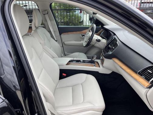 2022 Volvo XC90 T5 Momentum 7 Passenger