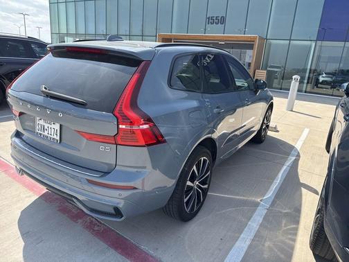 2023 Volvo XC60 B5 Plus Dark Theme