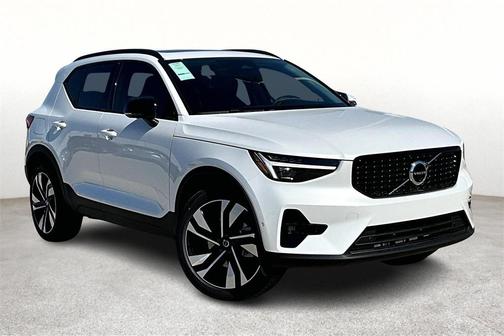 2025 Volvo XC40 B5 Ultra Dark Theme