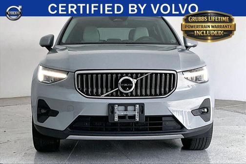 Metallic 2024 Volvo XC40 B5 Plus Bright Theme