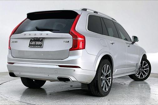 2017 Volvo XC90 T6 Momentum