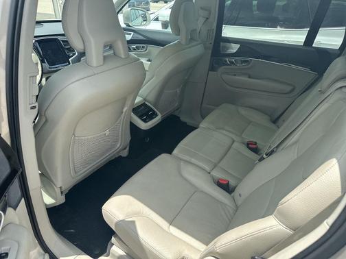 2017 Volvo XC90 T6 Momentum