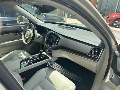 2017 Volvo XC90 T6 Momentum
