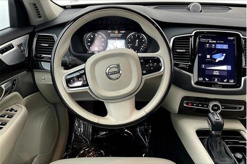 2017 Volvo XC90 T6 Momentum