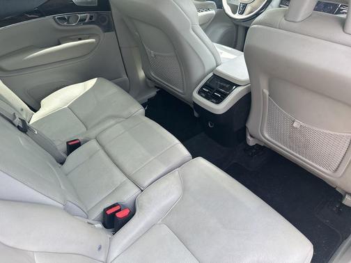 2017 Volvo XC90 T6 Momentum