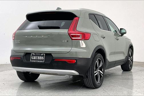 2025 Volvo XC40 B5 Core Bright Theme
