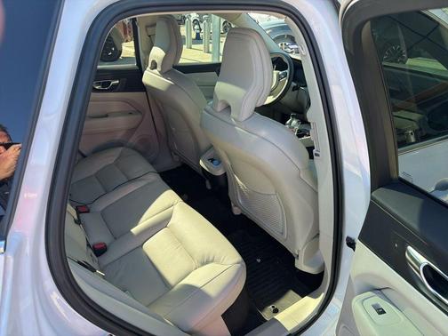2023 Volvo XC60 B5 Plus Bright Theme