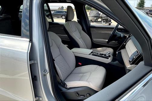 2025 Volvo XC90 B5 Core