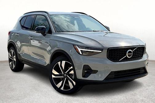 2025 Volvo XC40 B5 Plus Dark Theme