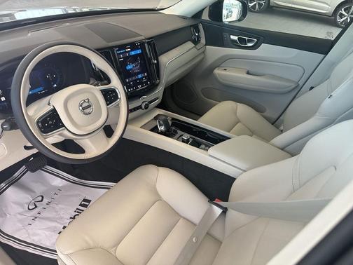 2025 Volvo XC60 B5 Plus