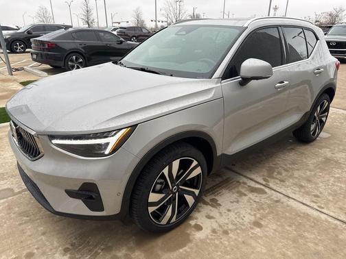 2025 Volvo XC40 B5 Ultra Bright Theme