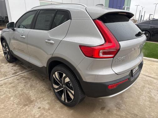 2025 Volvo XC40 B5 Ultra Bright Theme