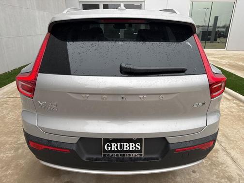 2025 Volvo XC40 B5 Ultra Bright Theme