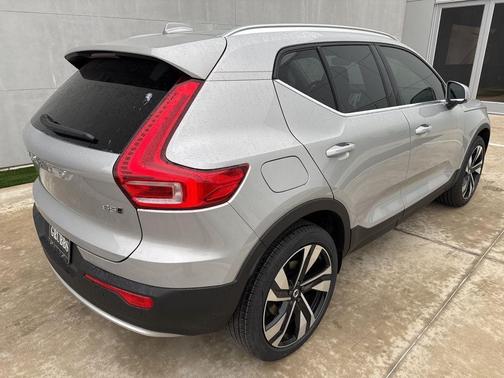 2025 Volvo XC40 B5 Ultra Bright Theme