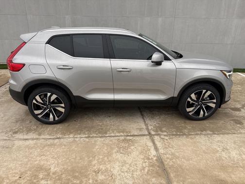 2025 Volvo XC40 B5 Ultra Bright Theme