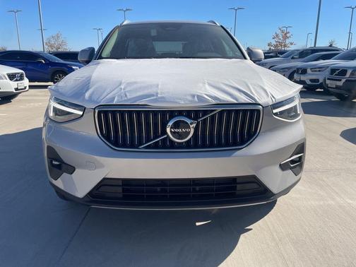 2025 Volvo XC40 B5 Ultra Bright Theme