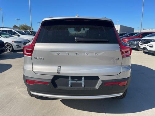 2025 Volvo XC40 B5 Ultra Bright Theme