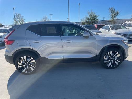 2025 Volvo XC40 B5 Ultra Bright Theme