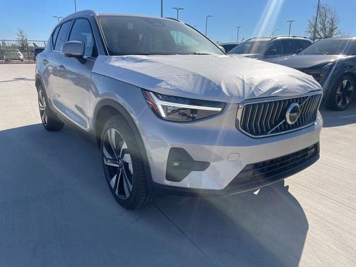 2025 Volvo XC40 B5 Ultra Bright Theme