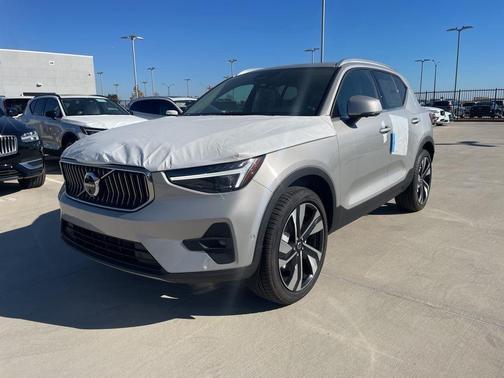 2025 Volvo XC40 B5 Ultra Bright Theme