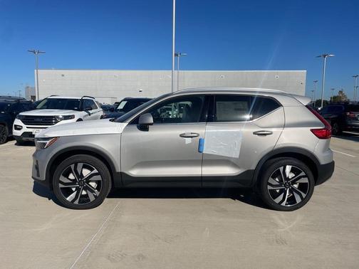 2025 Volvo XC40 B5 Ultra Bright Theme