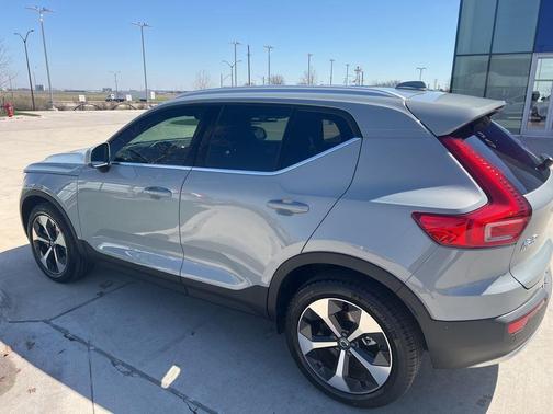 2025 Volvo XC40 B5 Plus Bright Theme