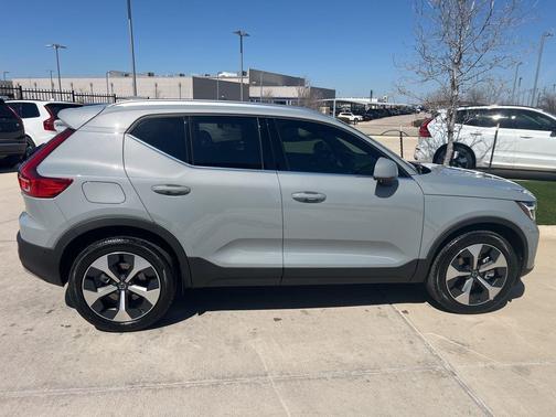 2025 Volvo XC40 B5 Plus Bright Theme