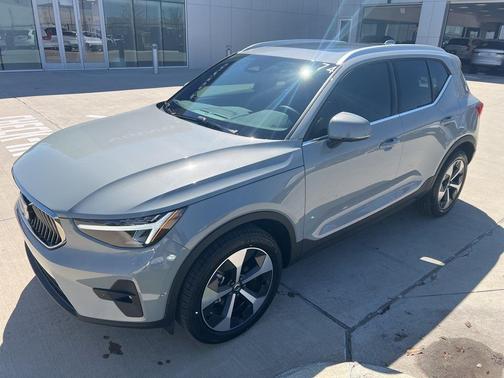 2025 Volvo XC40 B5 Plus Bright Theme