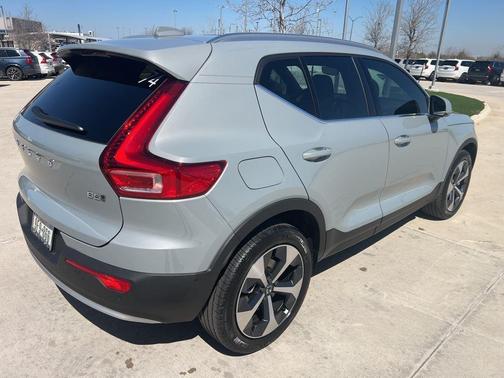 2025 Volvo XC40 B5 Plus Bright Theme