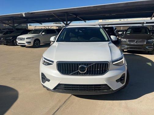 2025 Volvo XC40 B5 Plus Bright Theme