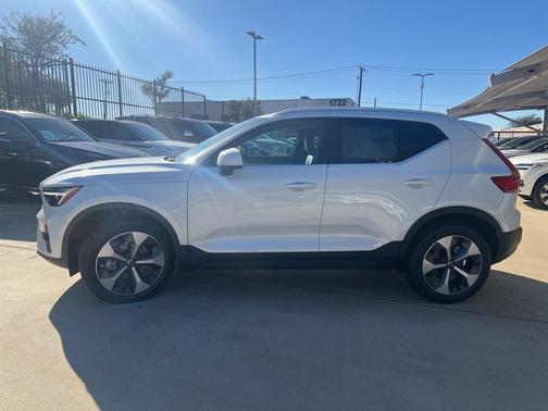 2025 Volvo XC40 B5 Plus Bright Theme