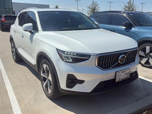 2023 Volvo XC40 B5 Plus Bright Theme